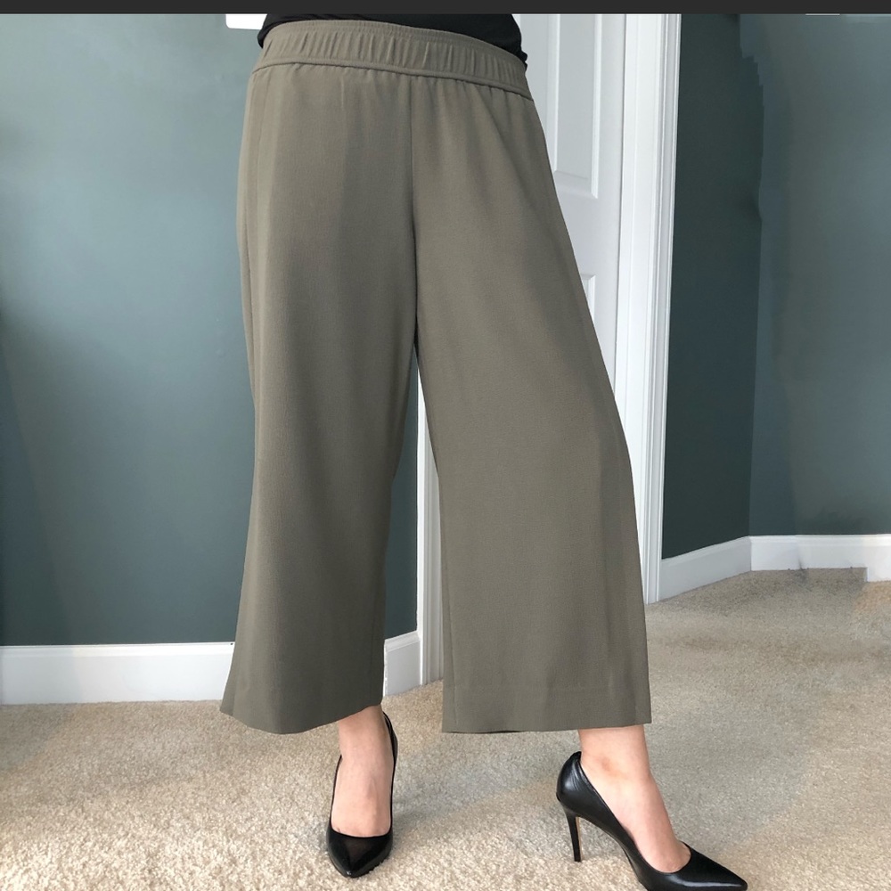 The limited Wide-legged side slit dark green pants